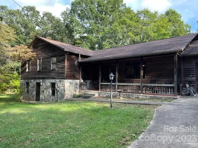 2752 Old Highway 221 None S