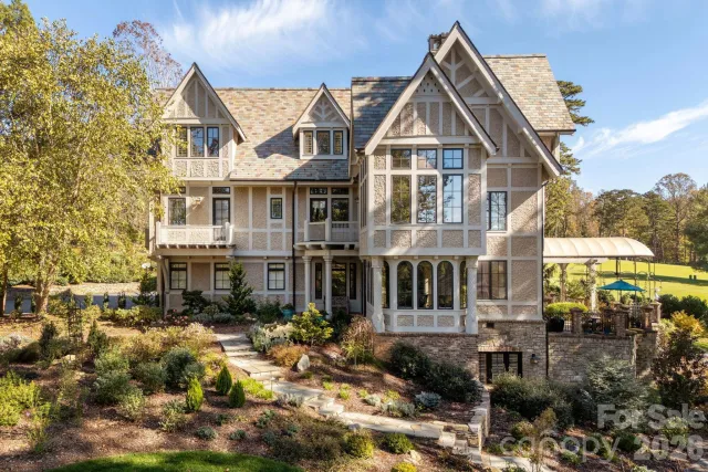 8 Fairway Place