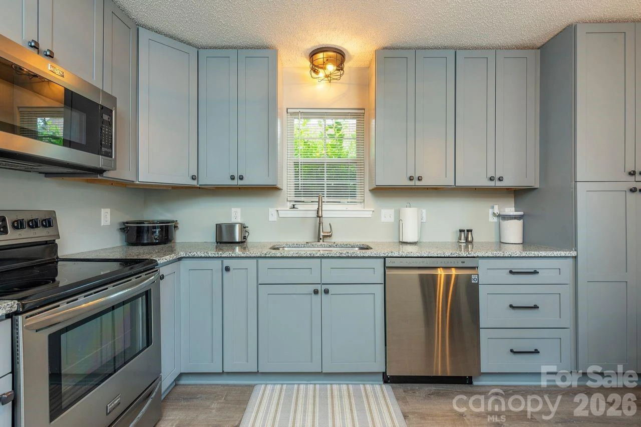 1303 Hyde Park Drive - Photo 3