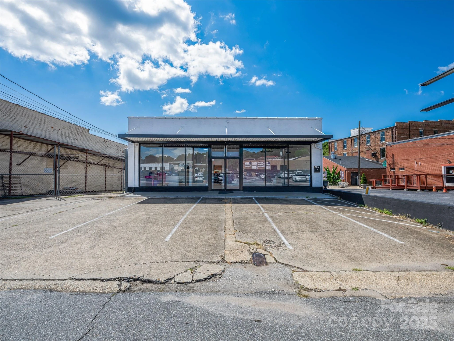 105 W Henderson Street - Photo 3