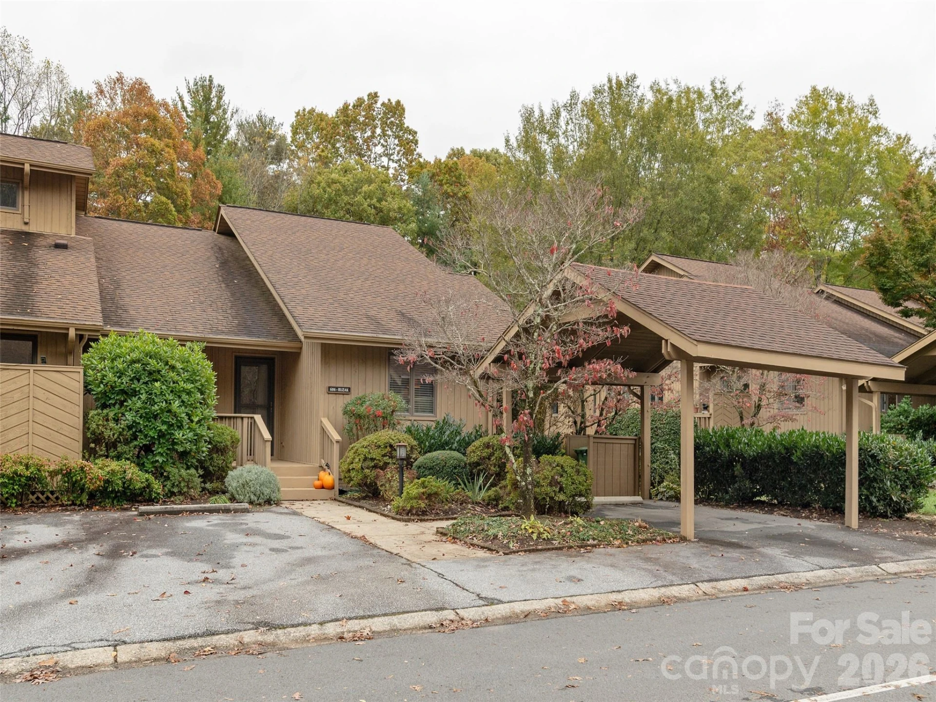 606 Red Oak Drive