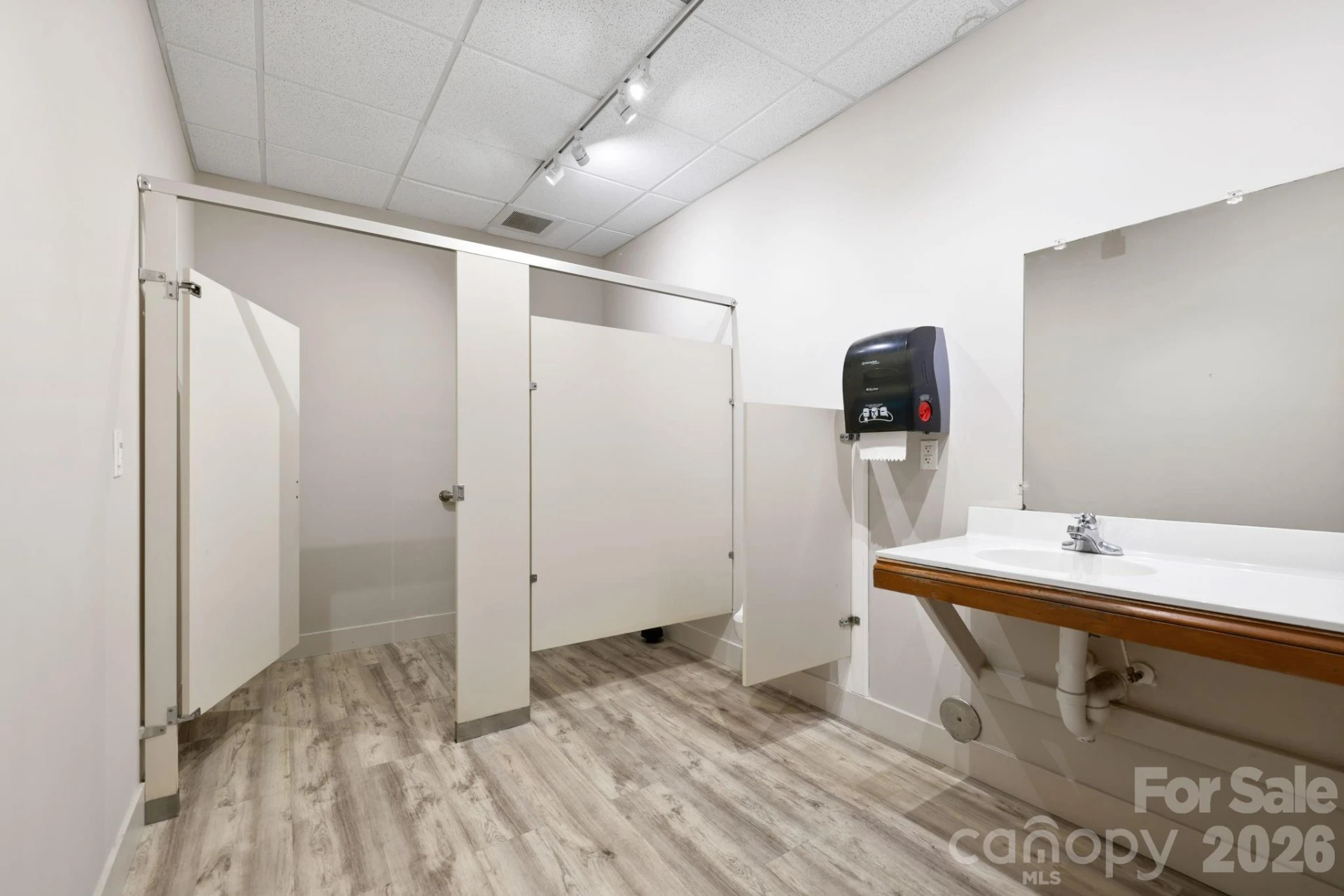 110 Commercial Boulevard - Photo 25