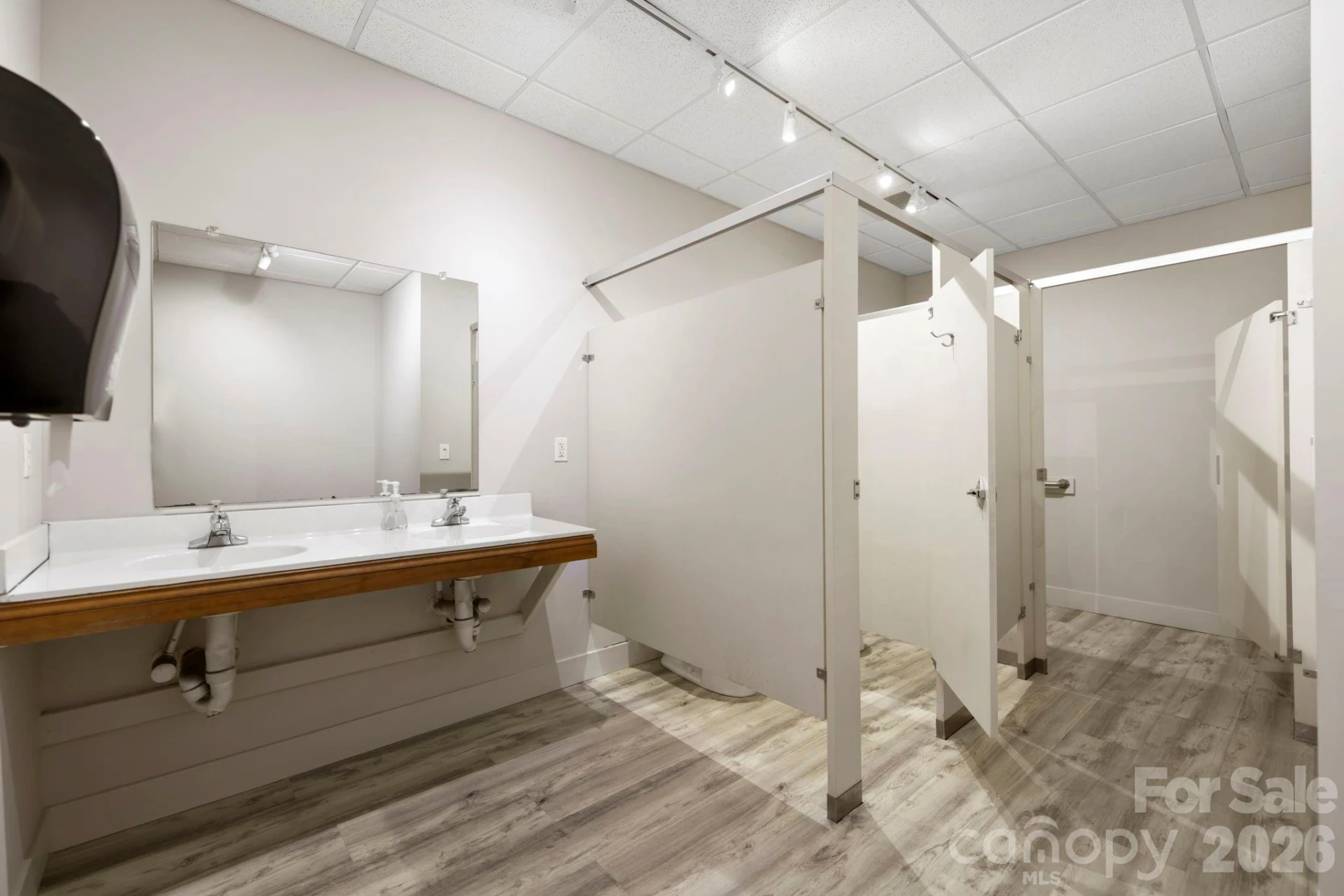 110 Commercial Boulevard - Photo 27