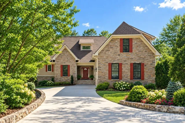 16 WINTERBERRY Drive