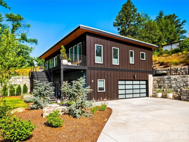 8 Midland Drive