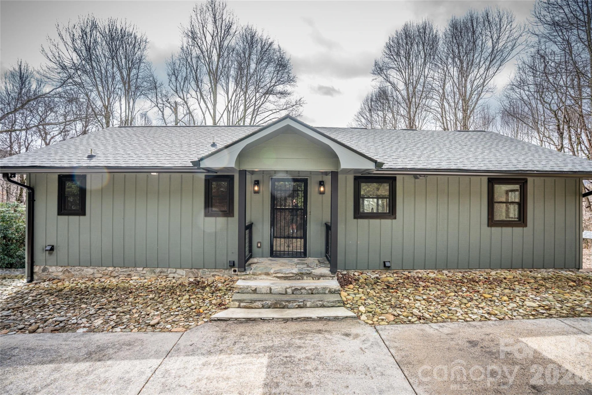 453 Friendly Acres Drive - Photo 4