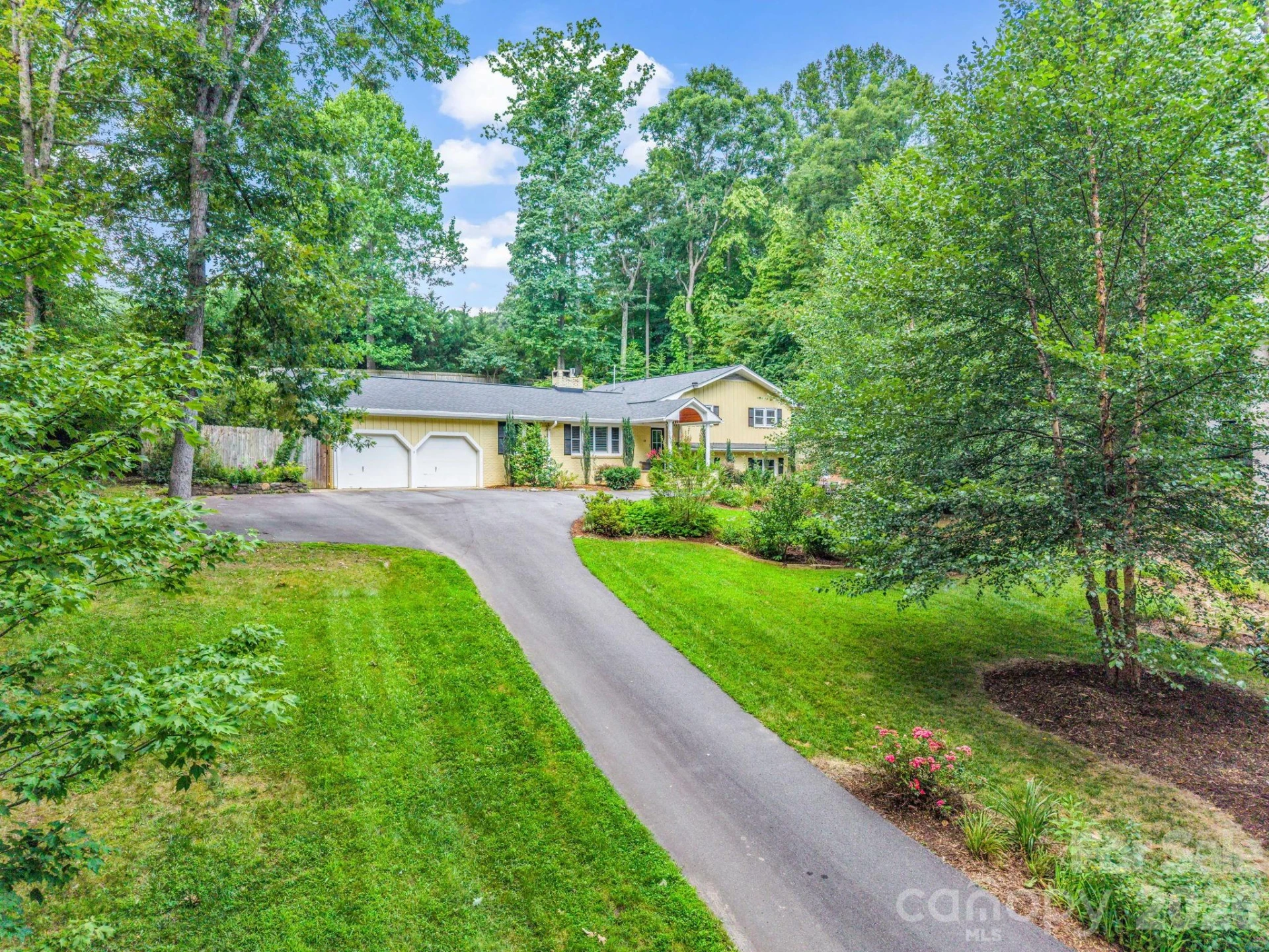 111 Dogwood Drive - Photo 2
