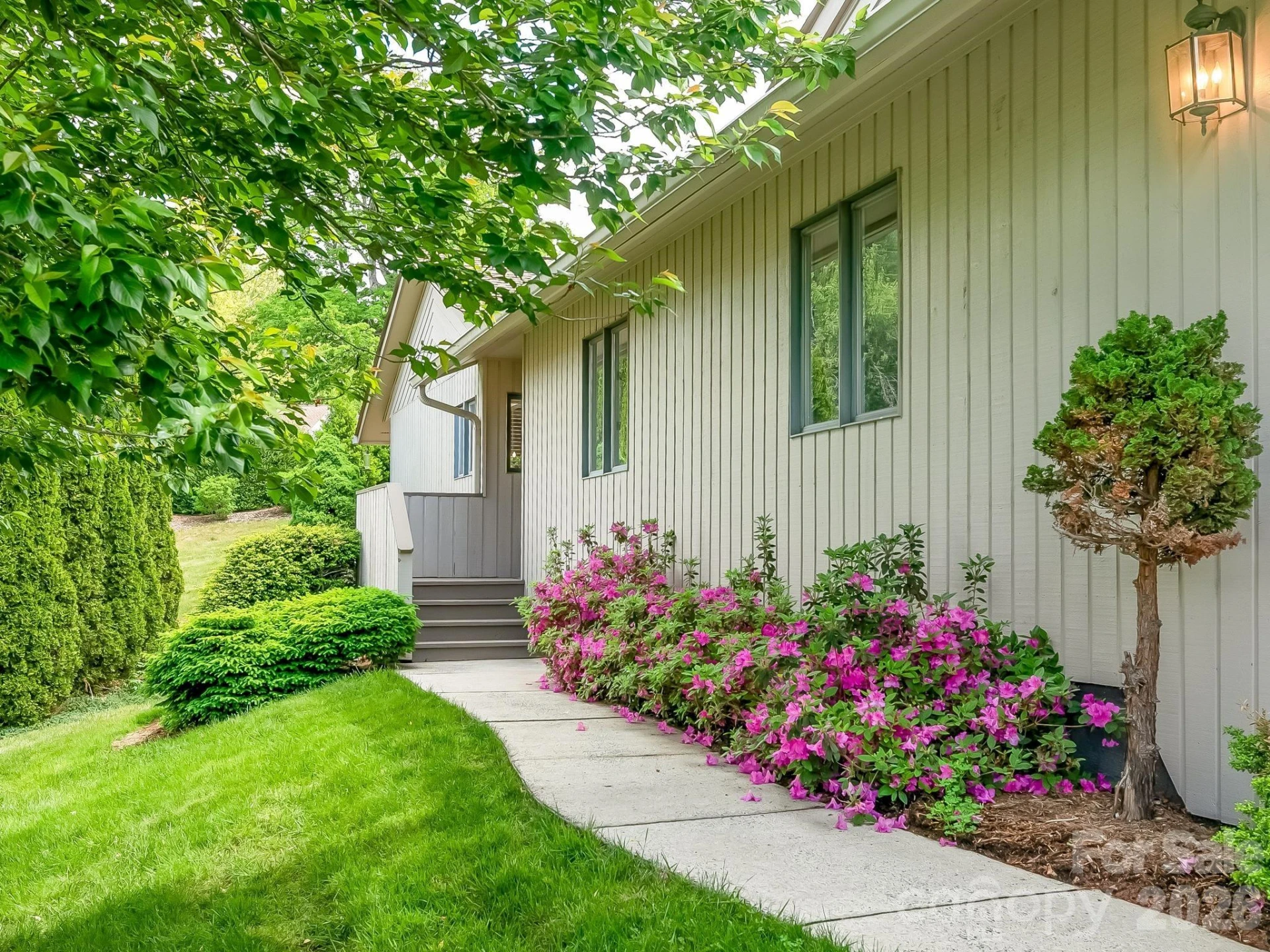 136 Deerlake Drive - Photo 2