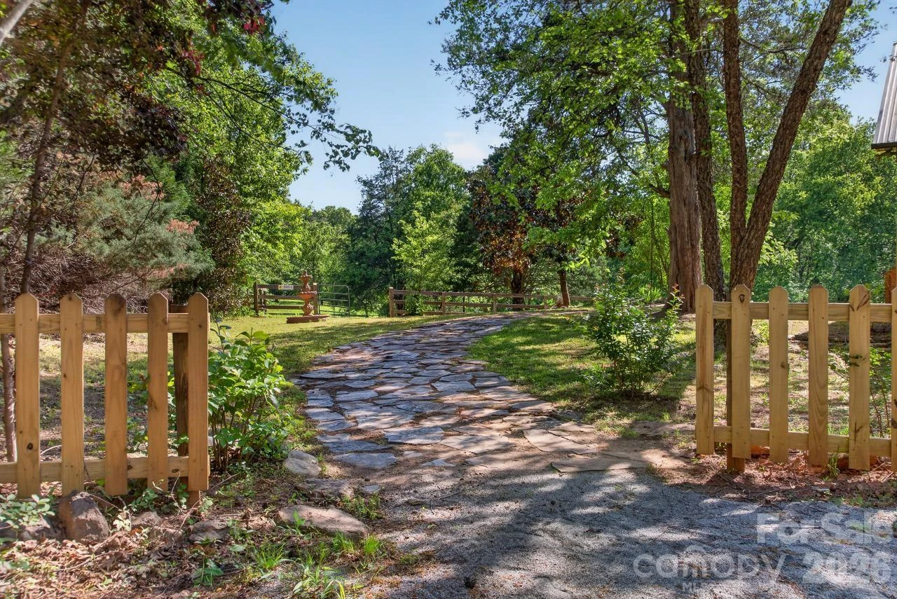 3205 Collinsville Road - Photo 11