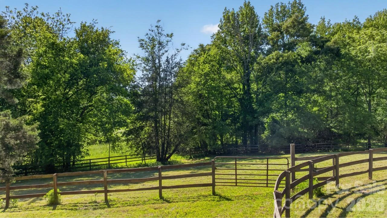 3205 Collinsville Road - Photo 21