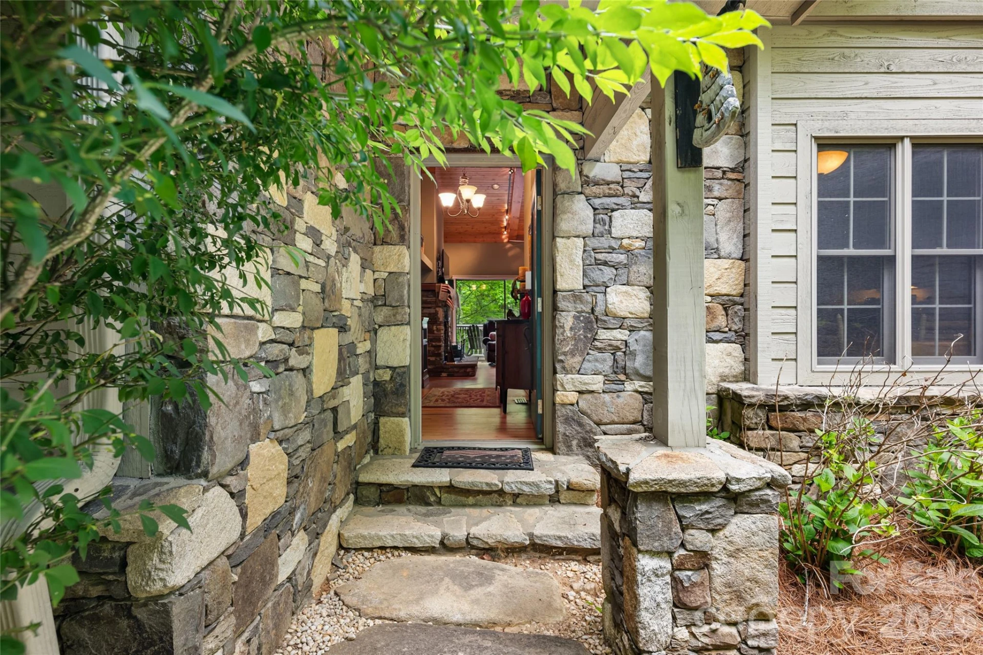 560 Toxaway Court - Photo 2