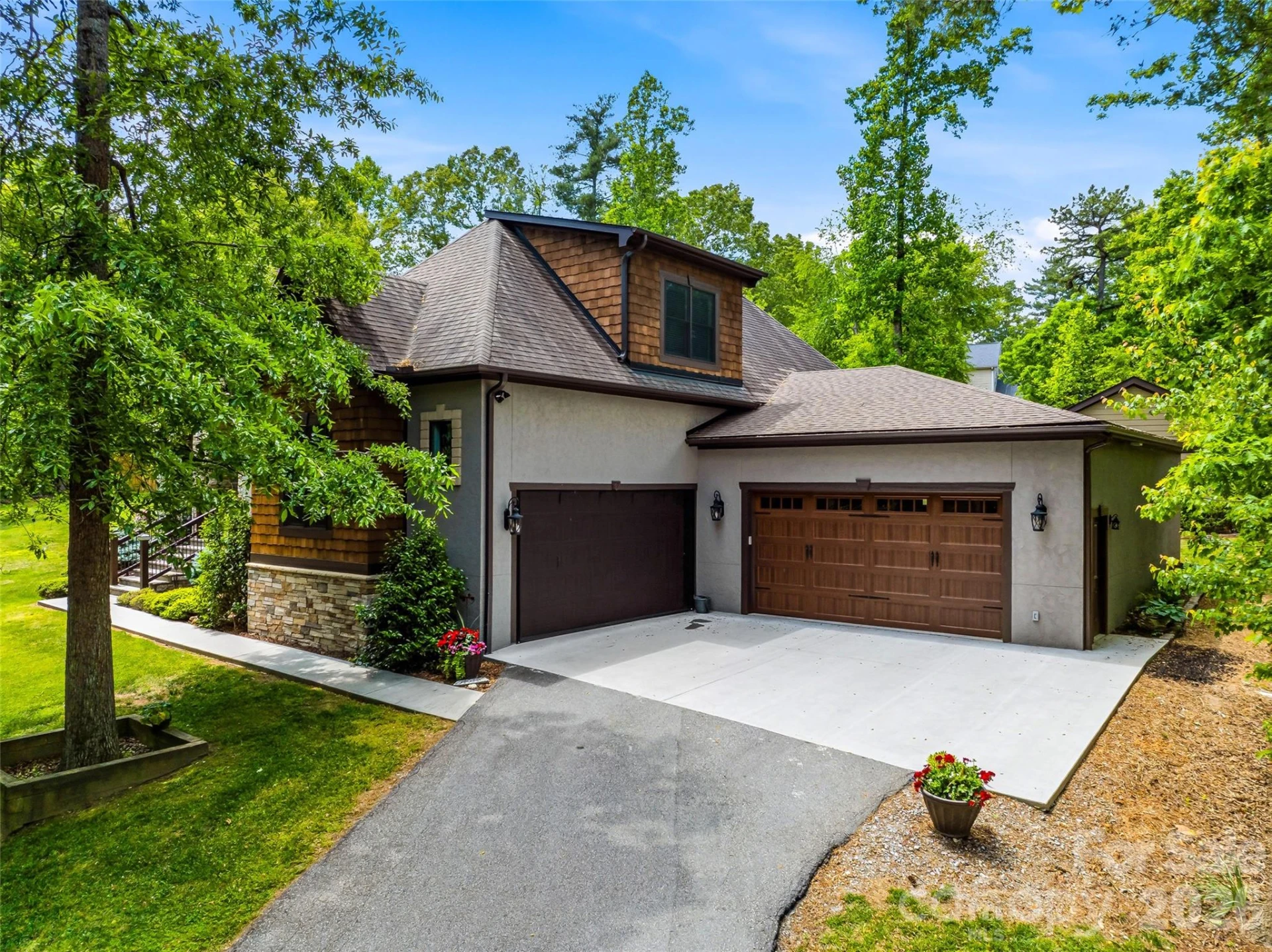 112 Caleb Drive - Photo 2