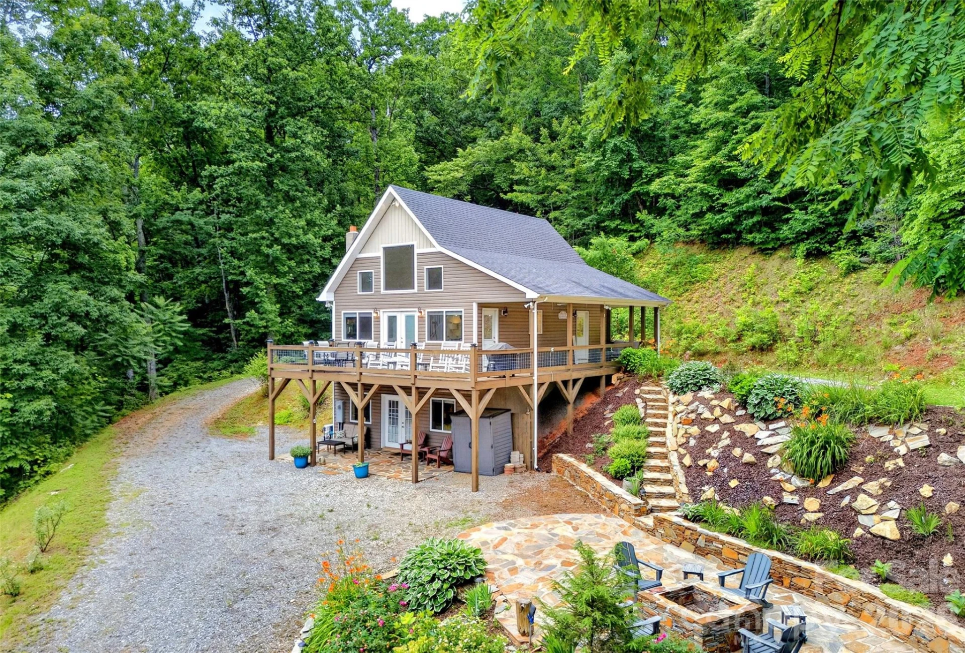 696 Hickory Nut Hollow