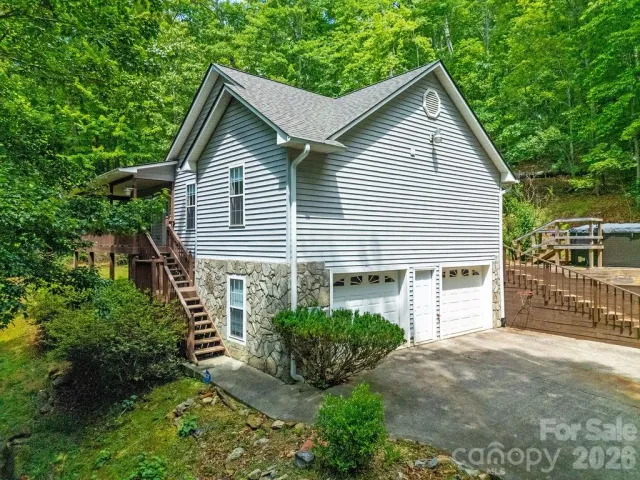 144 Lakeland Drive