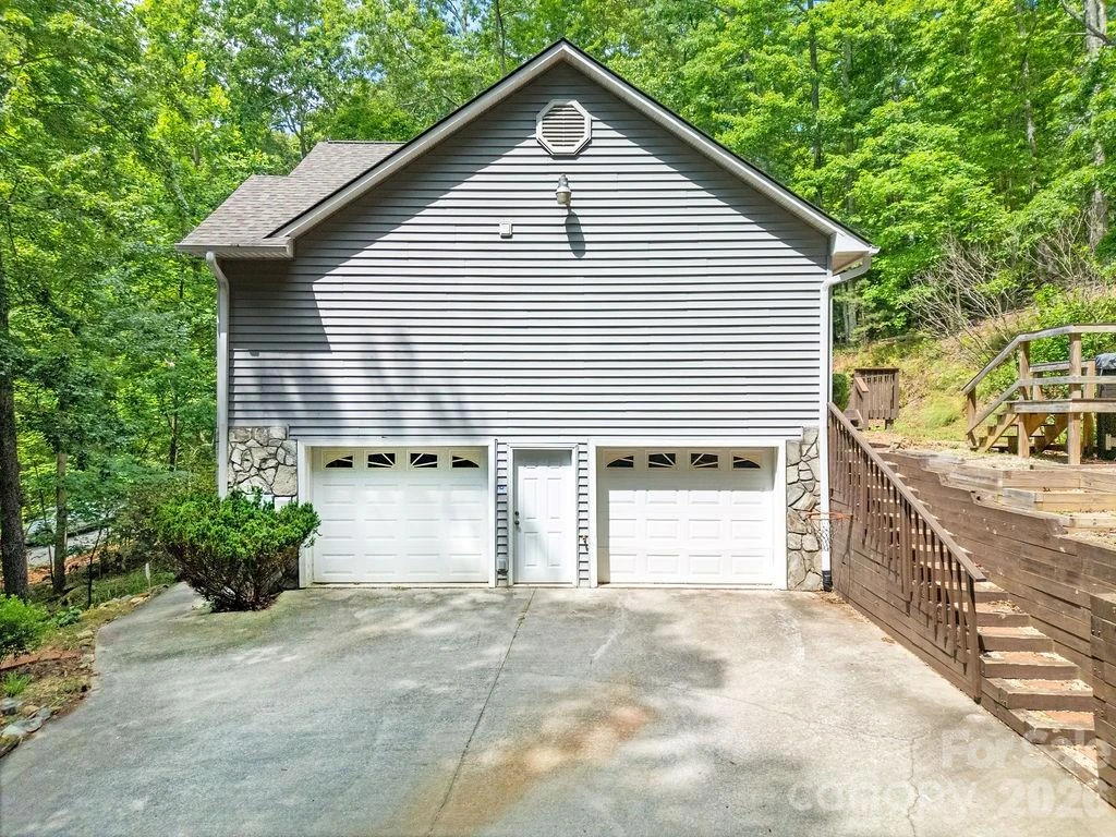 144 Lakeland Drive - Photo 2