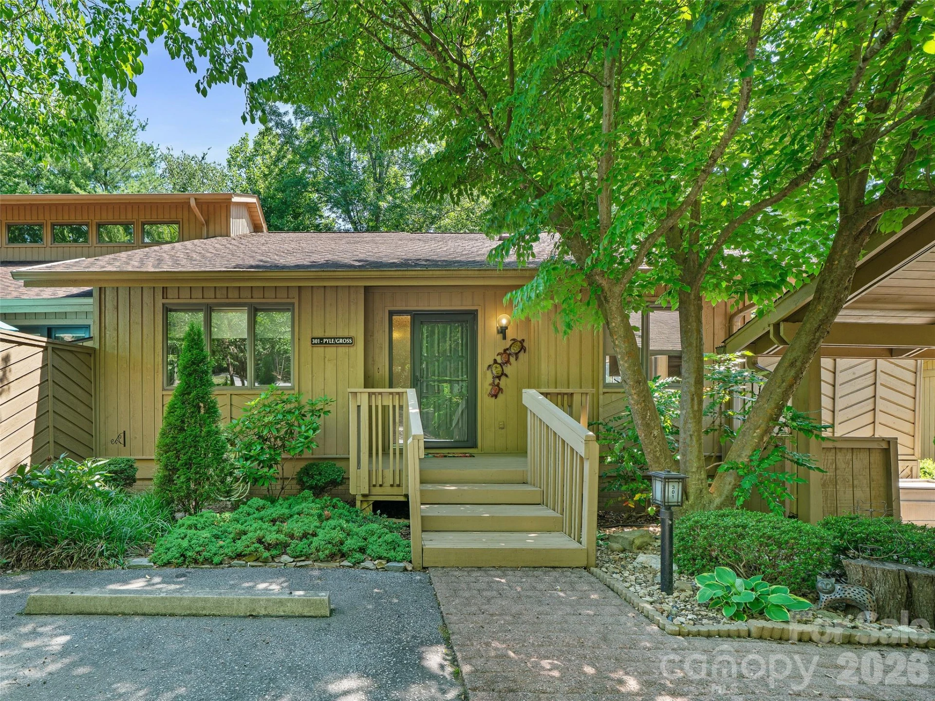 301 White Oak Drive - Photo 2
