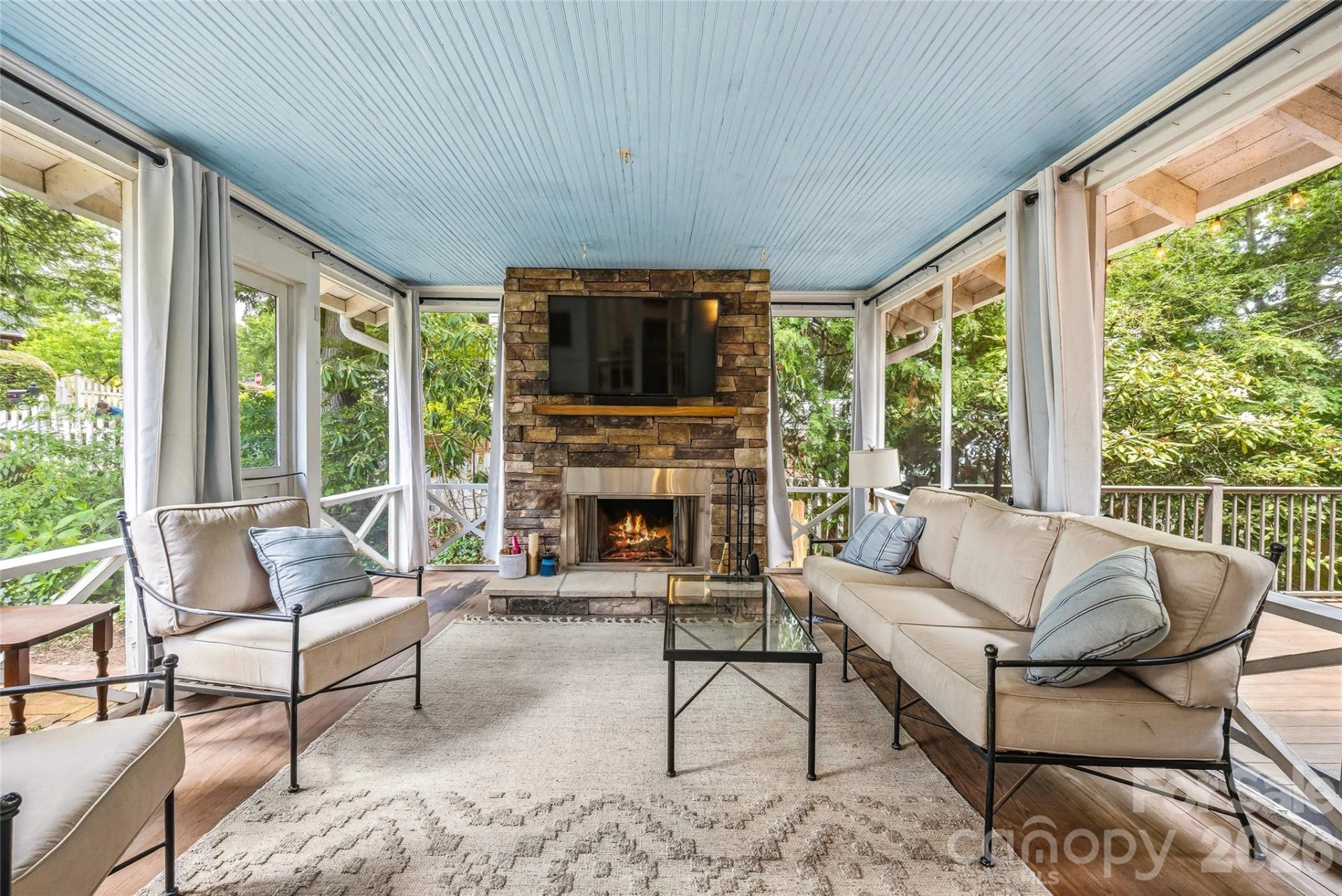 1620 Norwood Place - Photo 4