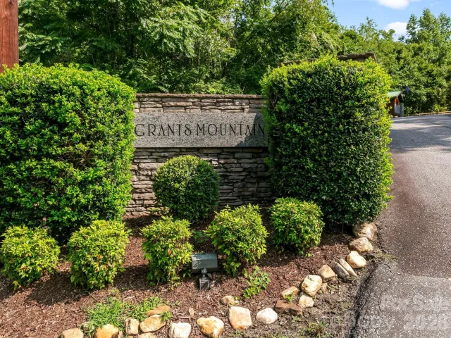 999 South View Court