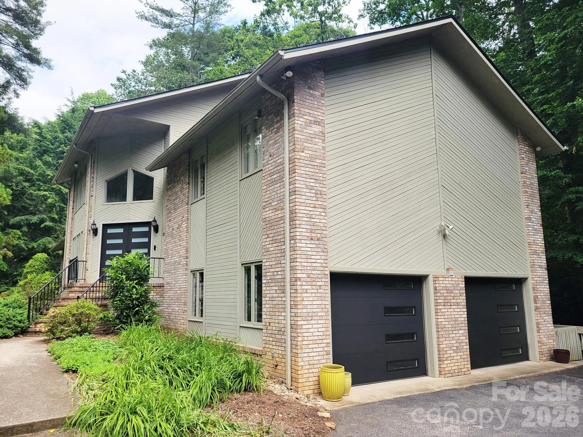 305 E Sondley Drive - Photo 2