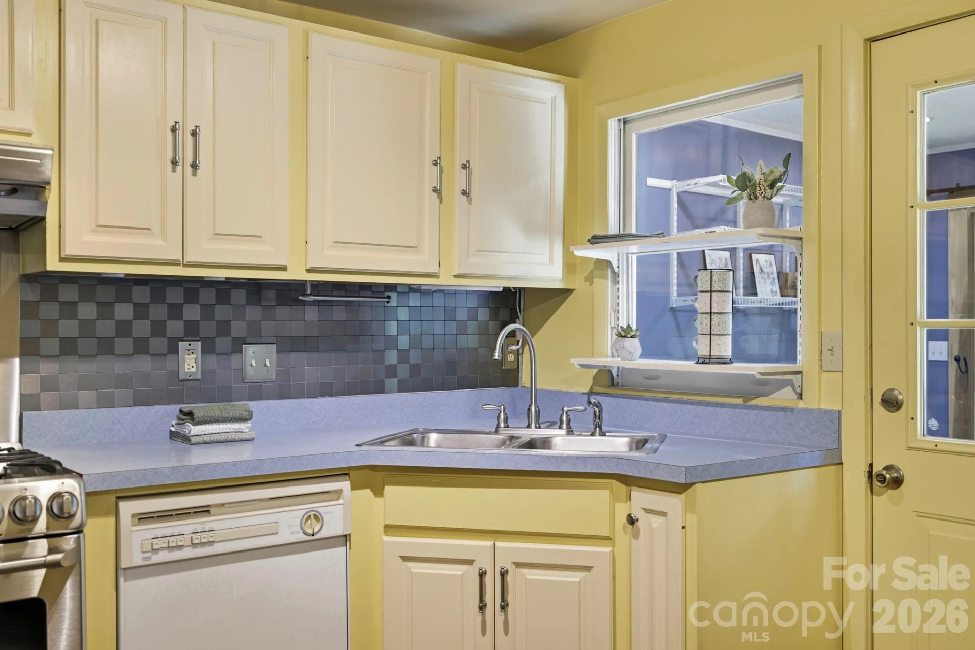 10 Eola Avenue - Photo 17
