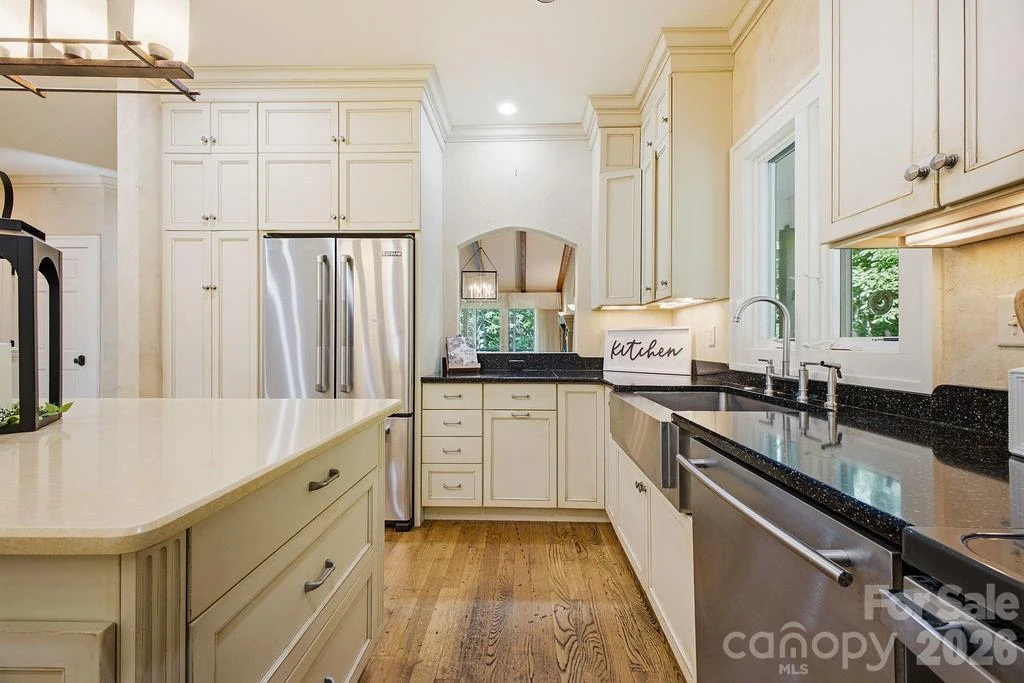 2204 E Cumming Woods Lane - Photo 11
