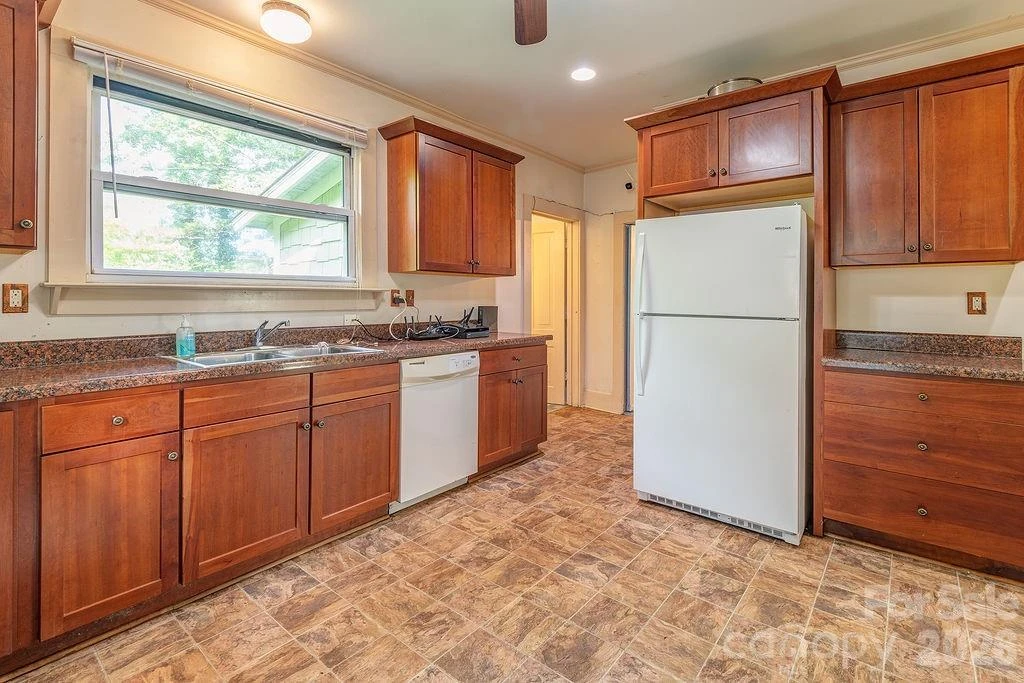 648 Lakeshore Drive - Photo 4