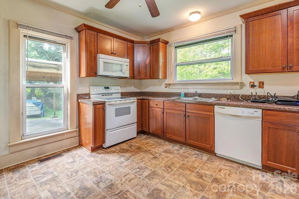 648 Lakeshore Drive - Photo 6