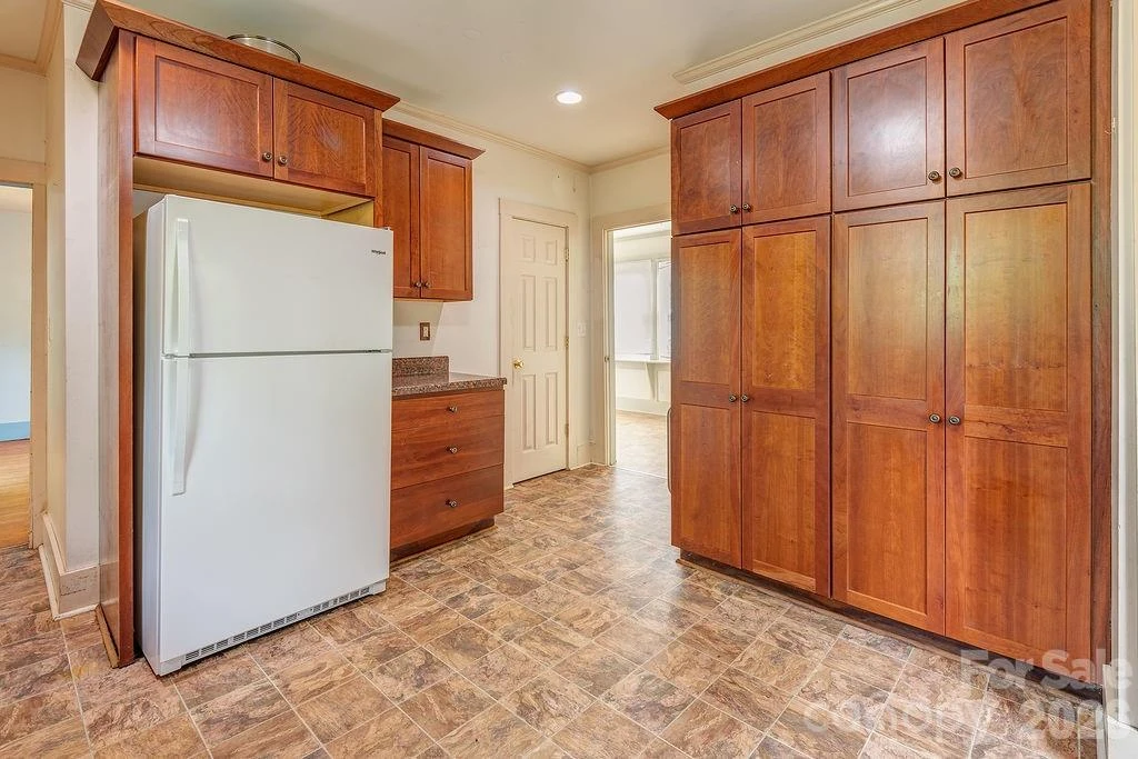 648 Lakeshore Drive - Photo 7