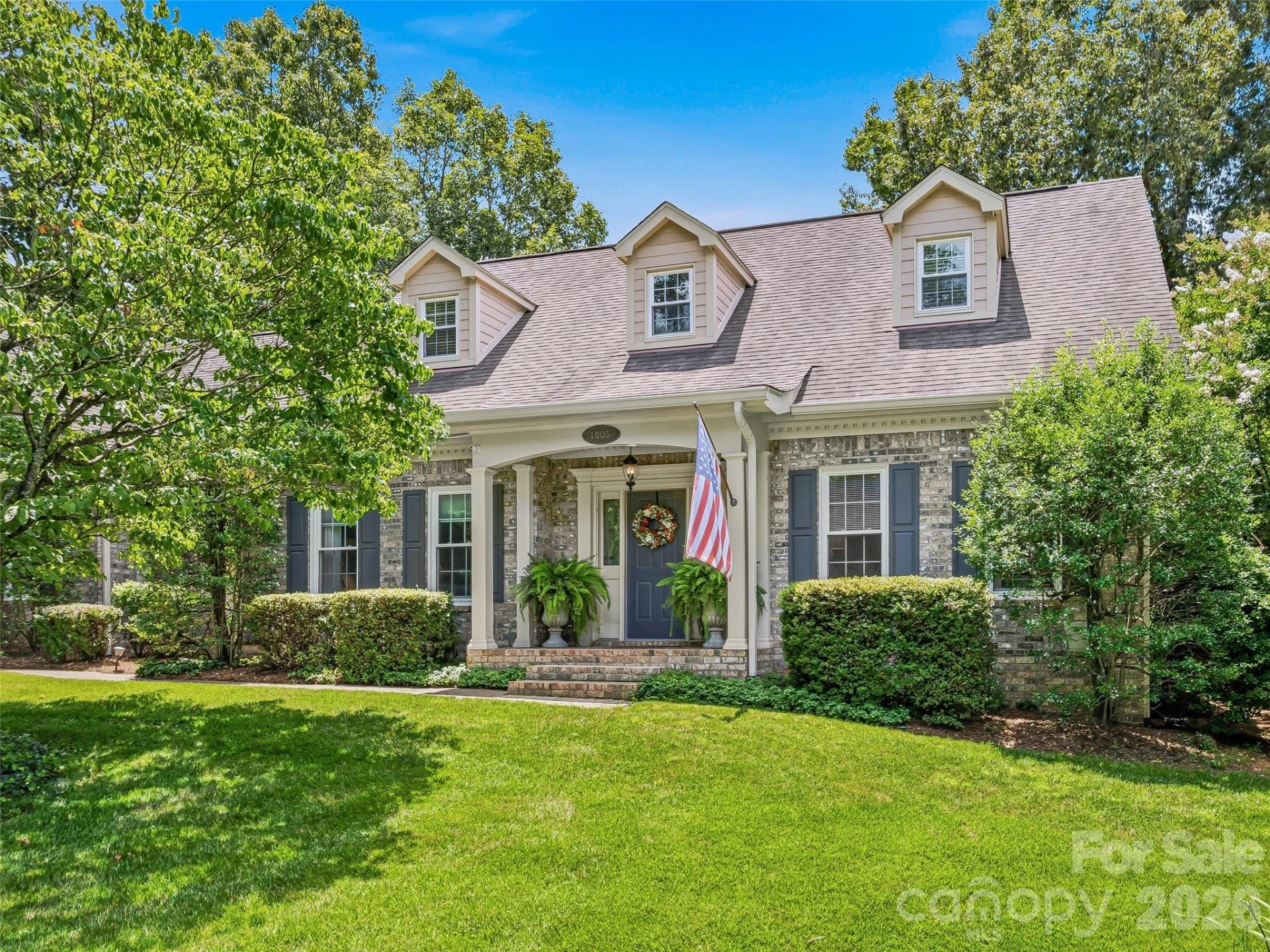 1005 Windsor Drive - Photo 2