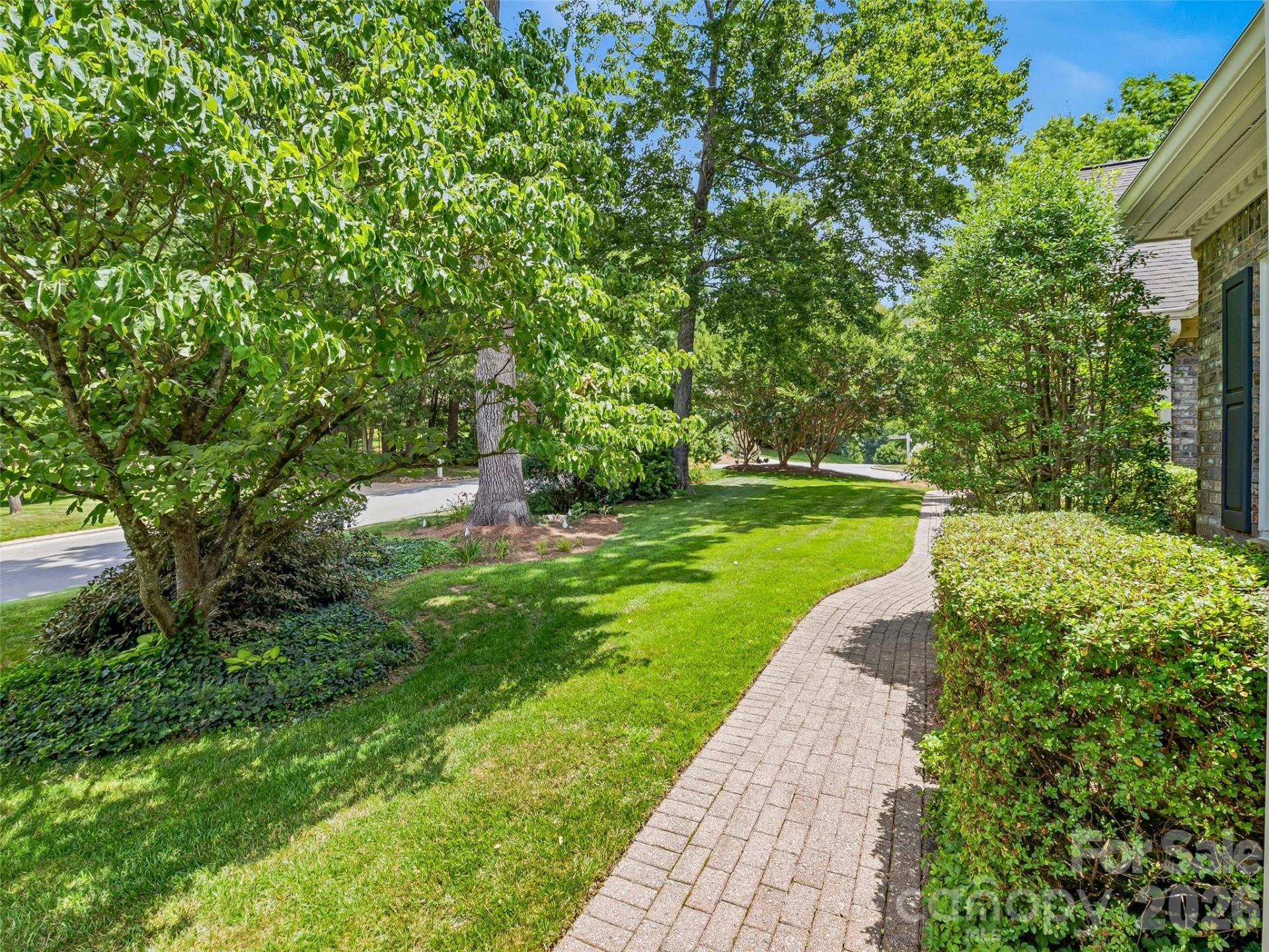 1005 Windsor Drive - Photo 4