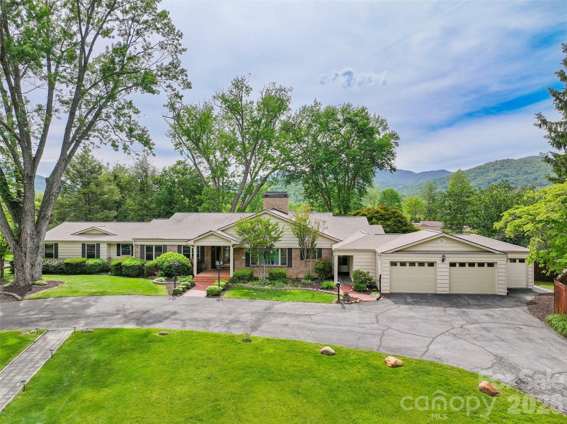 142 Country Club Drive - Photo 2