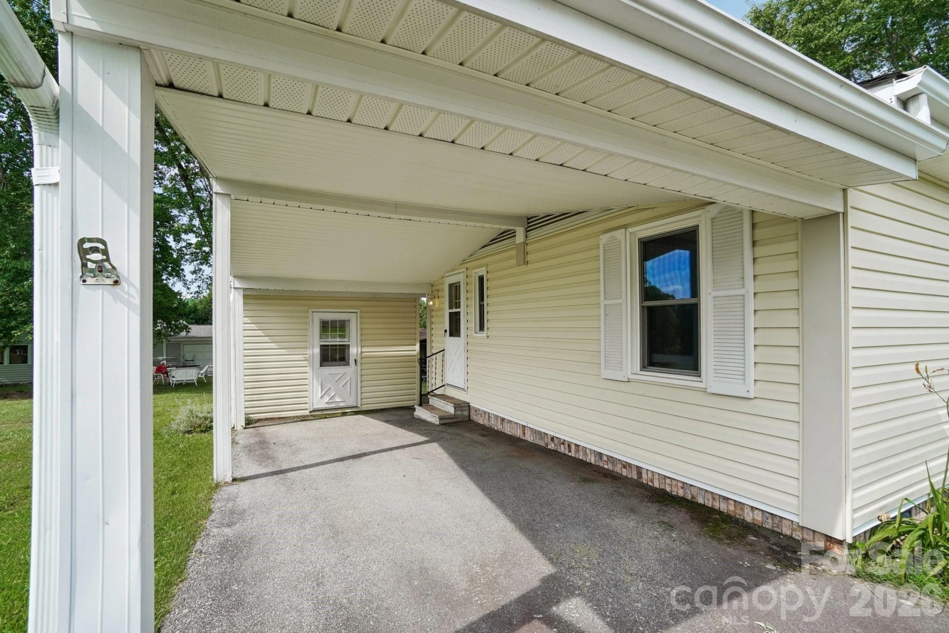 303 Meadowbrook Court - Photo 34