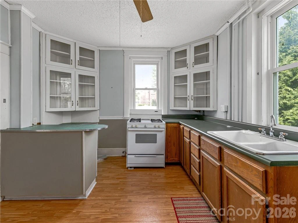 575 Haywood Road - Photo 16
