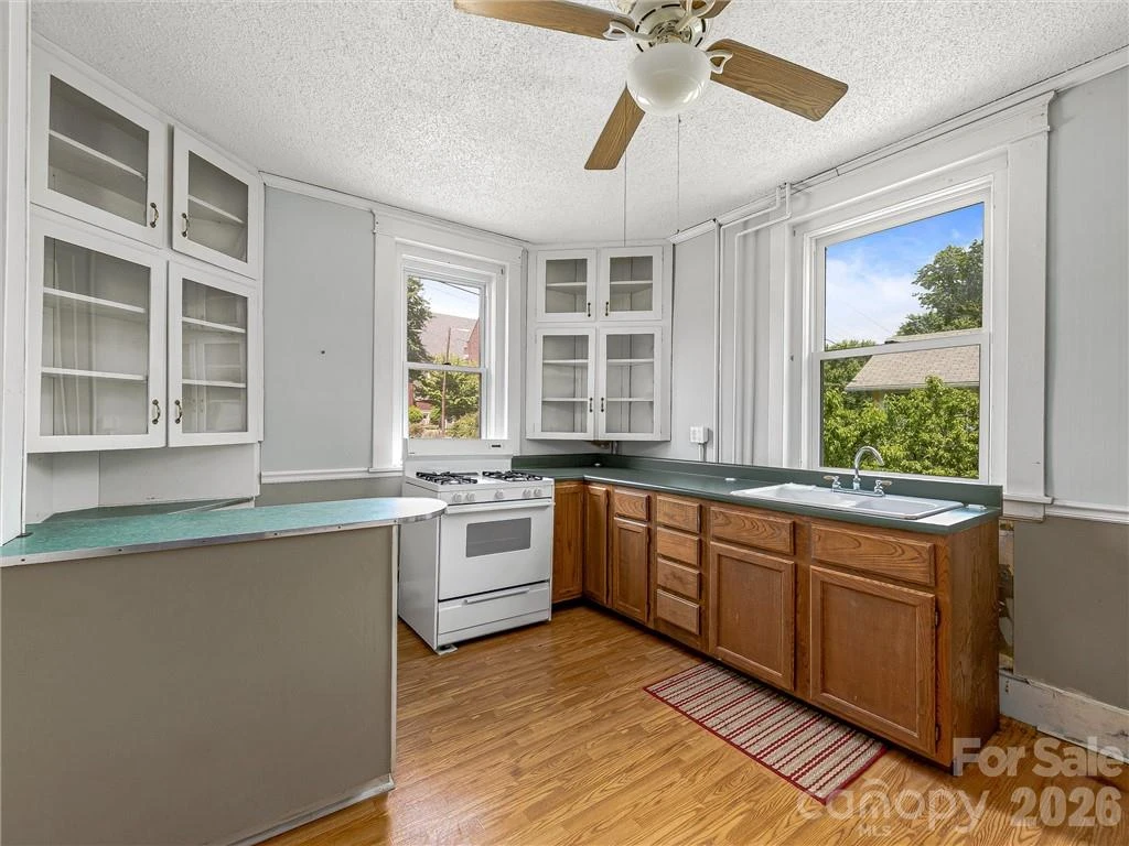 575 Haywood Road - Photo 17