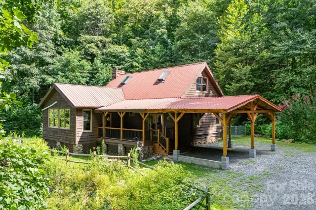 125 Hyacinth Drive, Clyde, NC, 28721