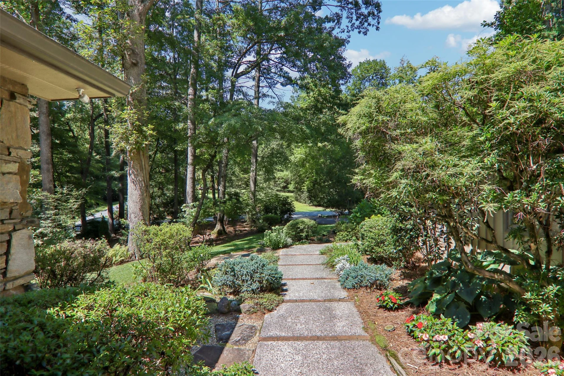 133 Larchmont Drive - Photo 2