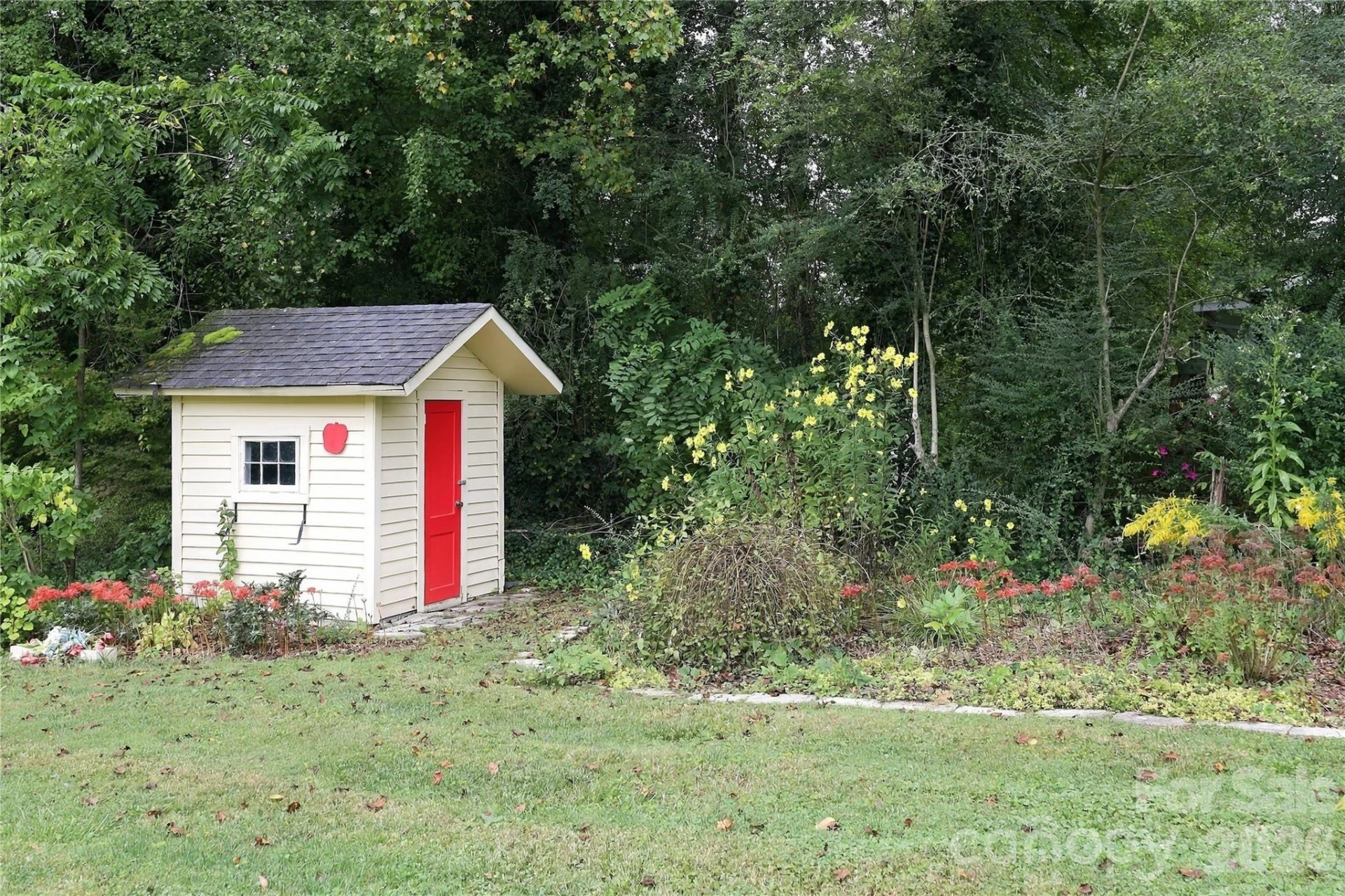 1641 Camelot Drive - Photo 32