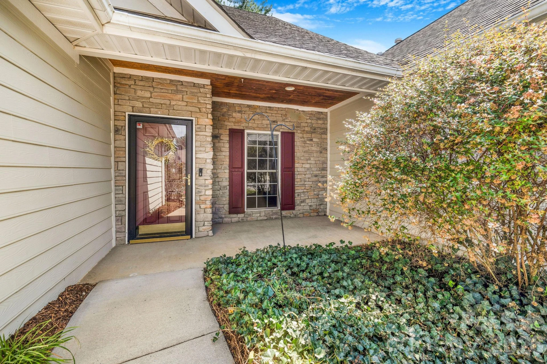896 West Pointe Drive - Photo 2