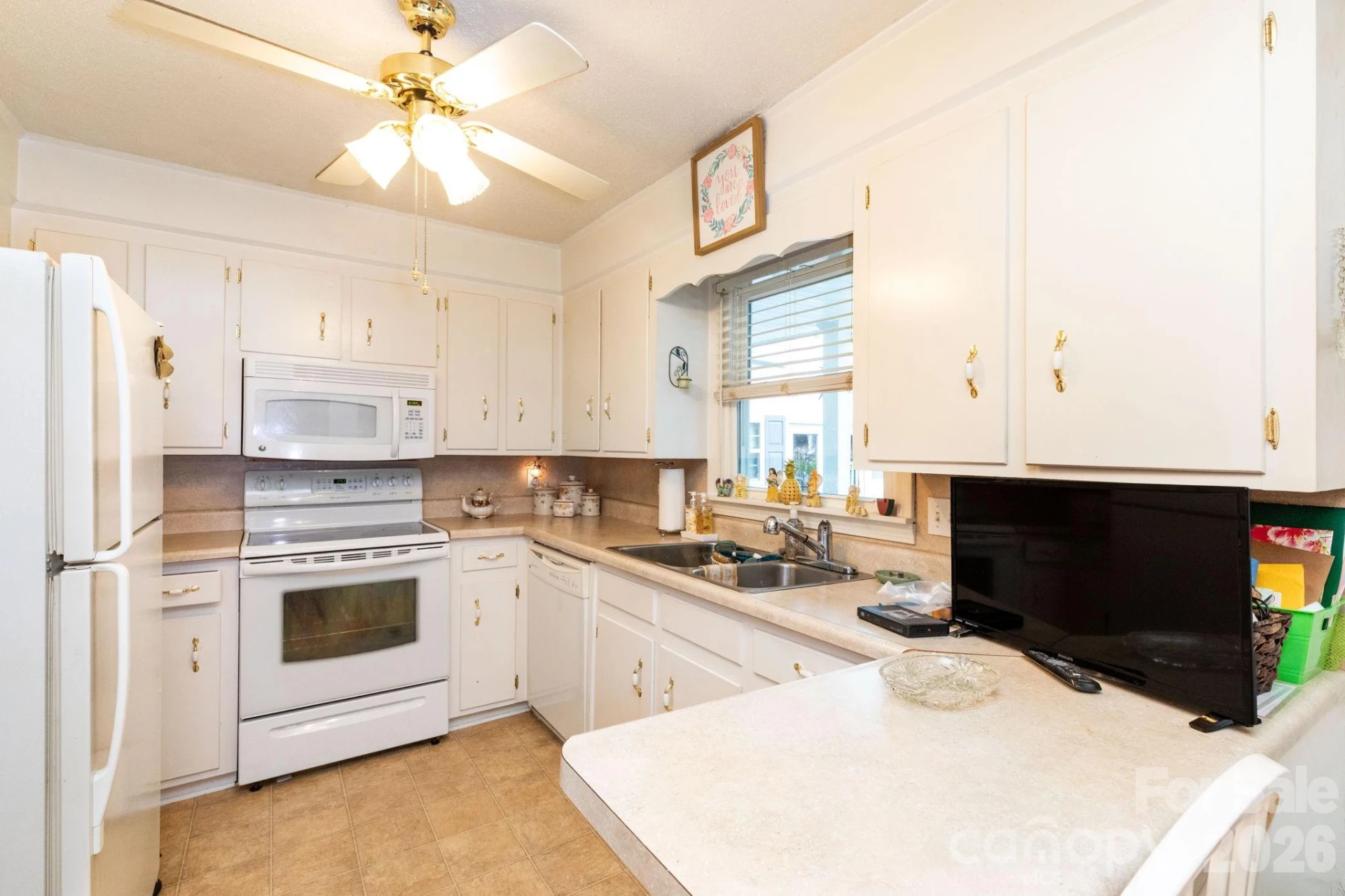 84 Portcrest Heights - Photo 7