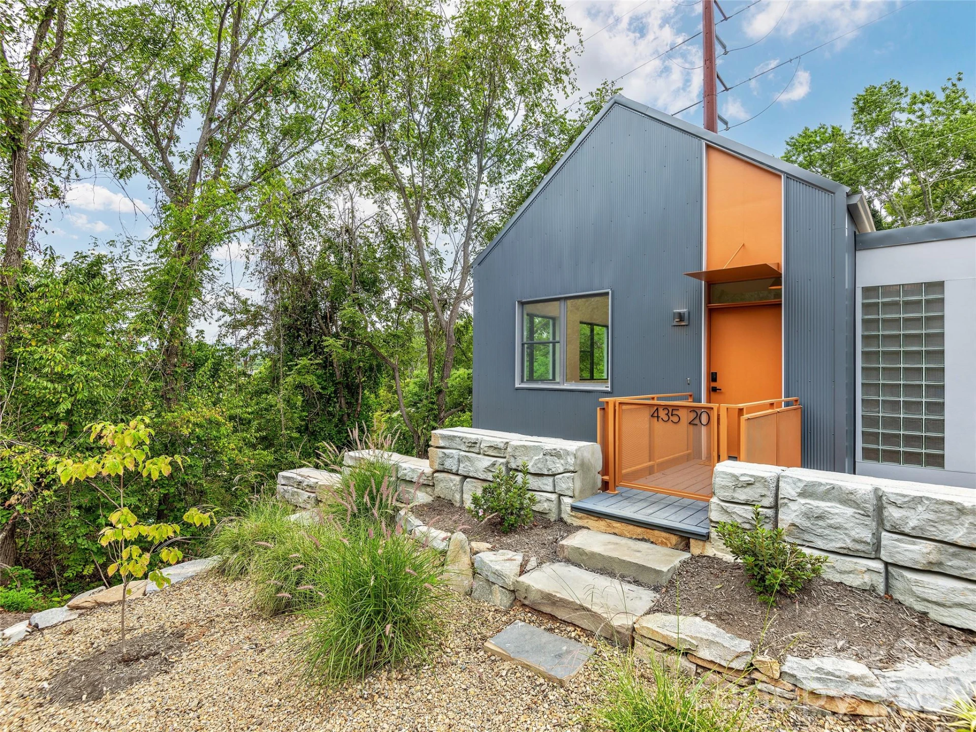 435 W Haywood Street - Photo 3