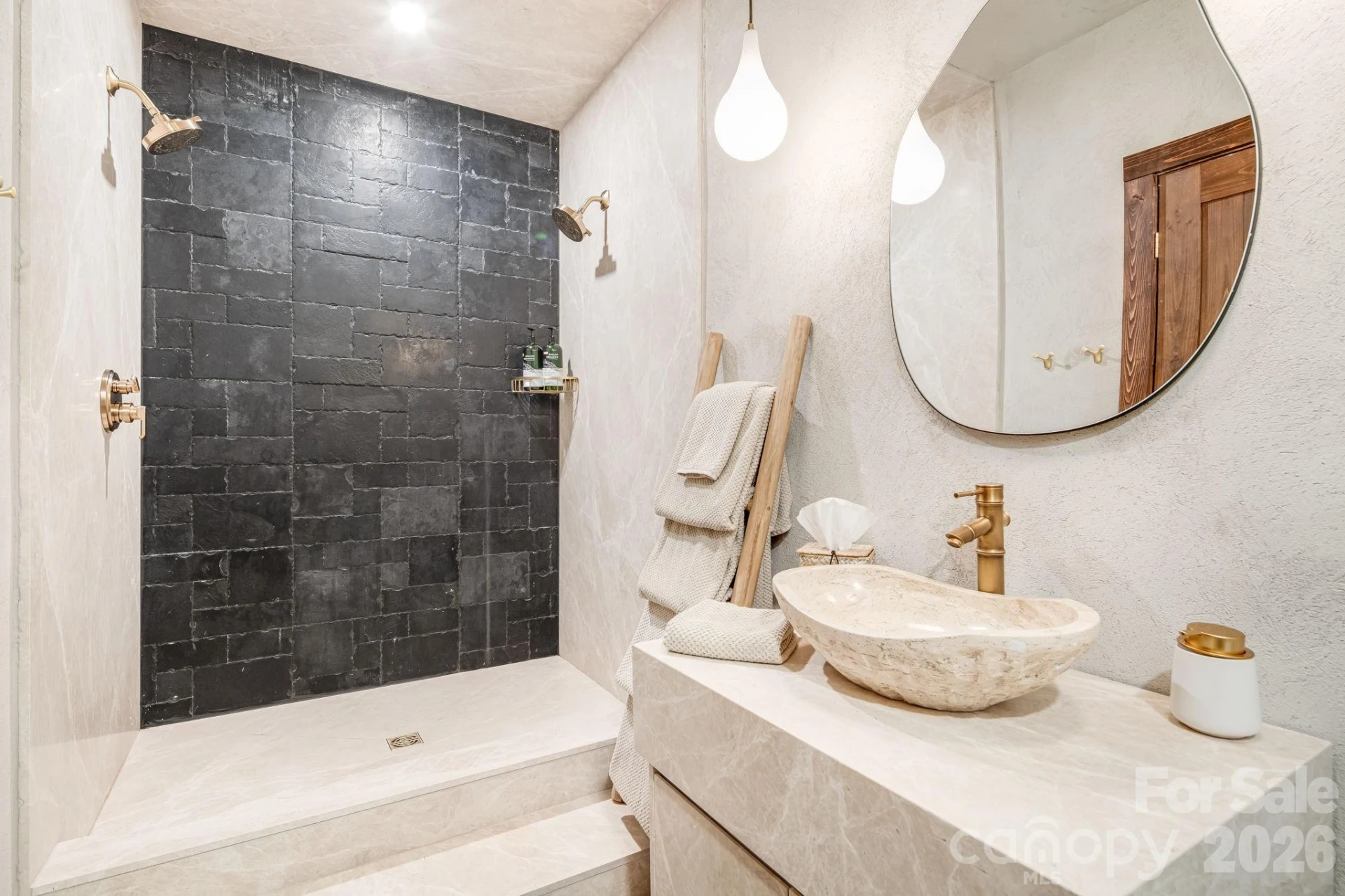 44 Azura None - Photo 10