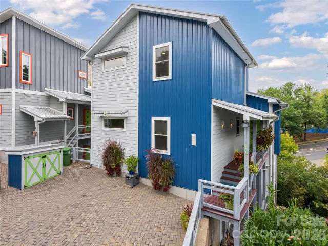 10 Birdhouse Row