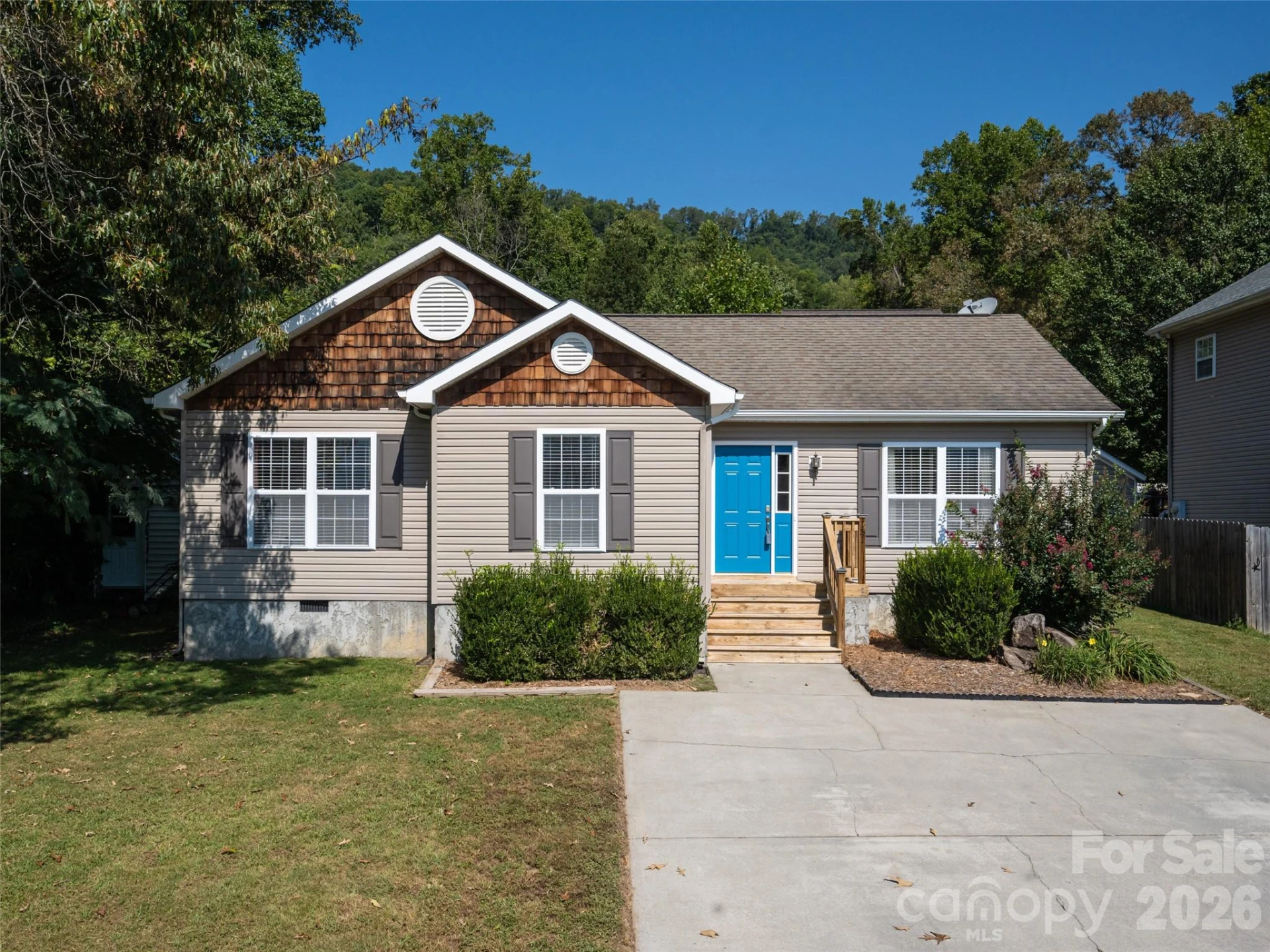 151 W Newberry Drive - Photo 2