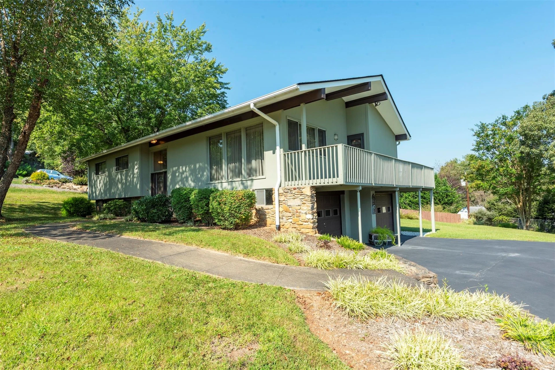 127 College Circle - Photo 2
