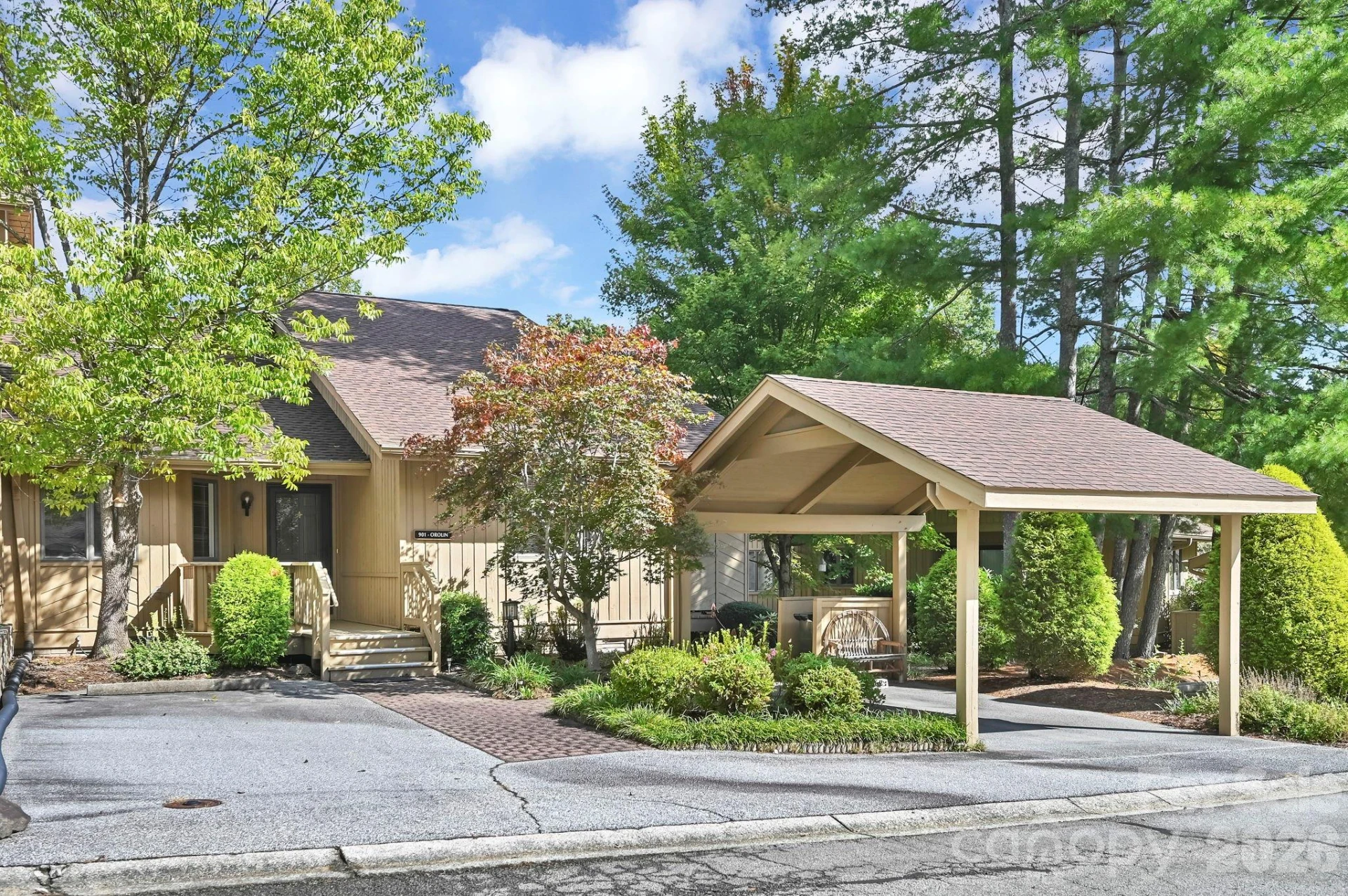 901 Red Oak Drive