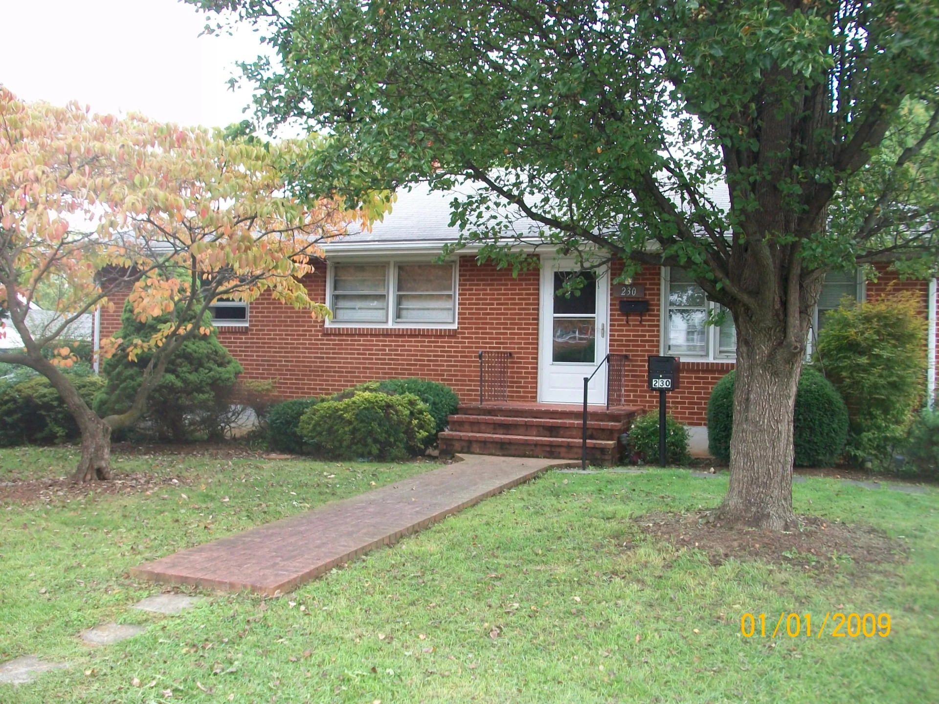230 Crittendon AVE NE - Photo 2