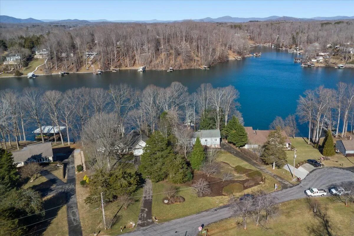 1031 Lakemount DR - Photo 9
