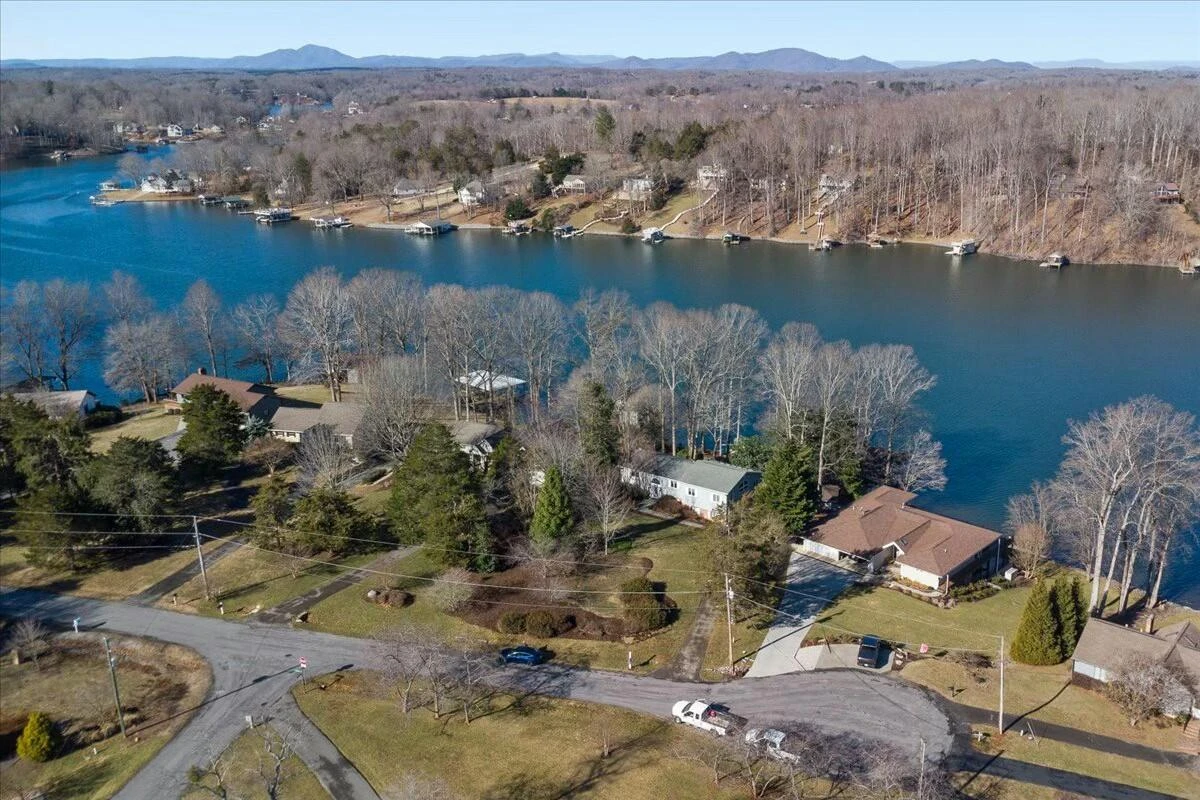 1031 Lakemount DR - Photo 10