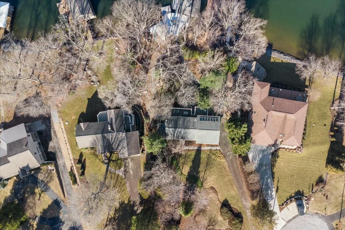1031 Lakemount DR - Photo 12