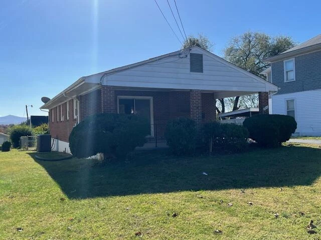 1910 Mercer AVE NW - Photo 2